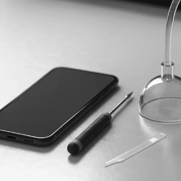 Imagem ilustrativa: celular e ferramentas de reparo de tela